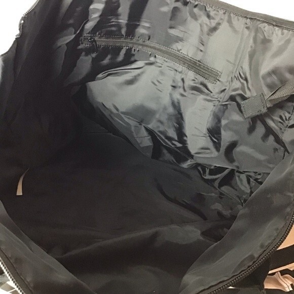 Victoria’s Secret Weekender Bag XL, & Small Zip Bag New - Picture 5 of 8